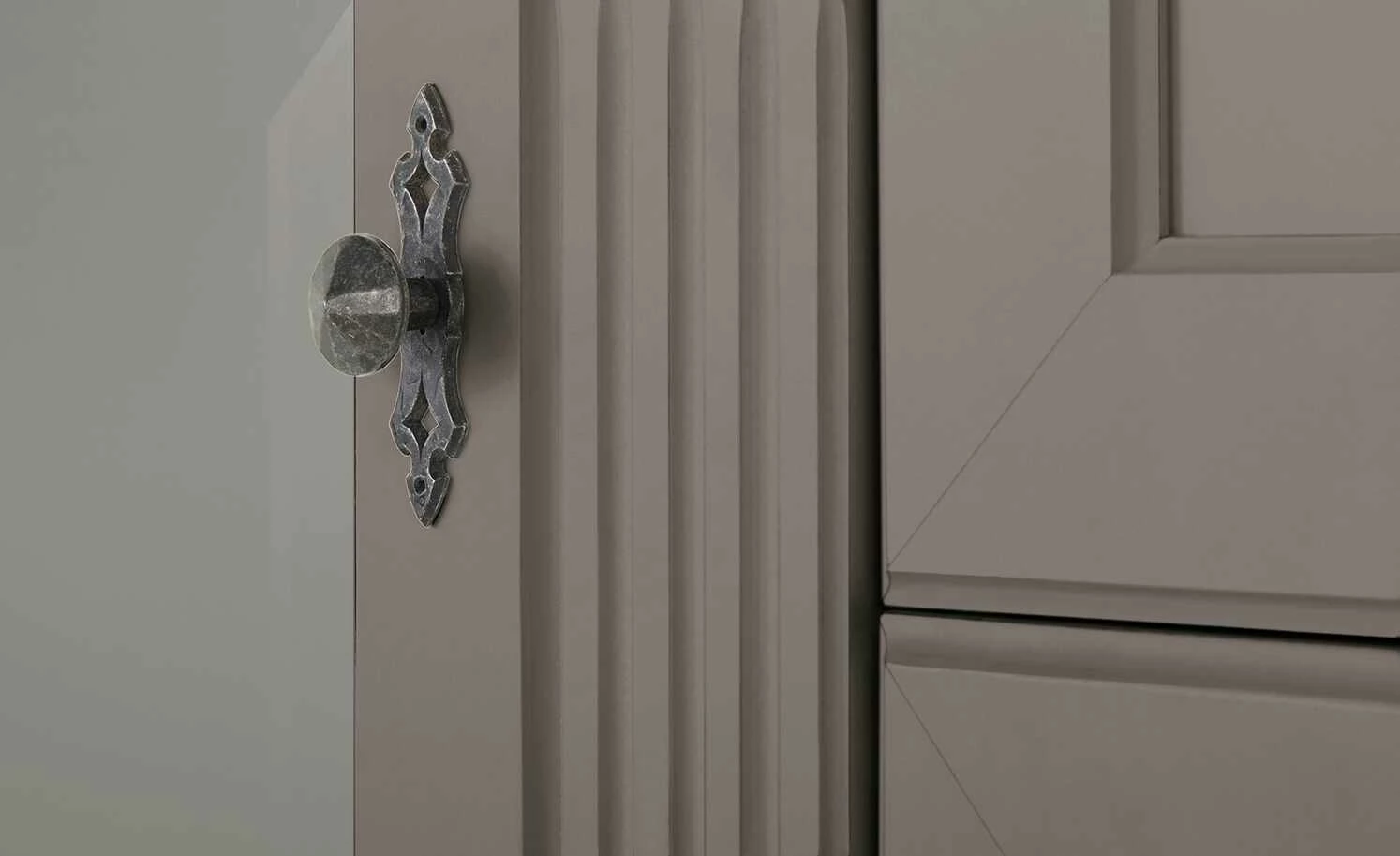 maison bleue Highboard Petit Chalet | Graphitgrau / Asteiche mit Glastüren 9 maison bleue Highboard Petit Chalet | Graphitgrau / Asteiche mit Glastüren – Bild 9