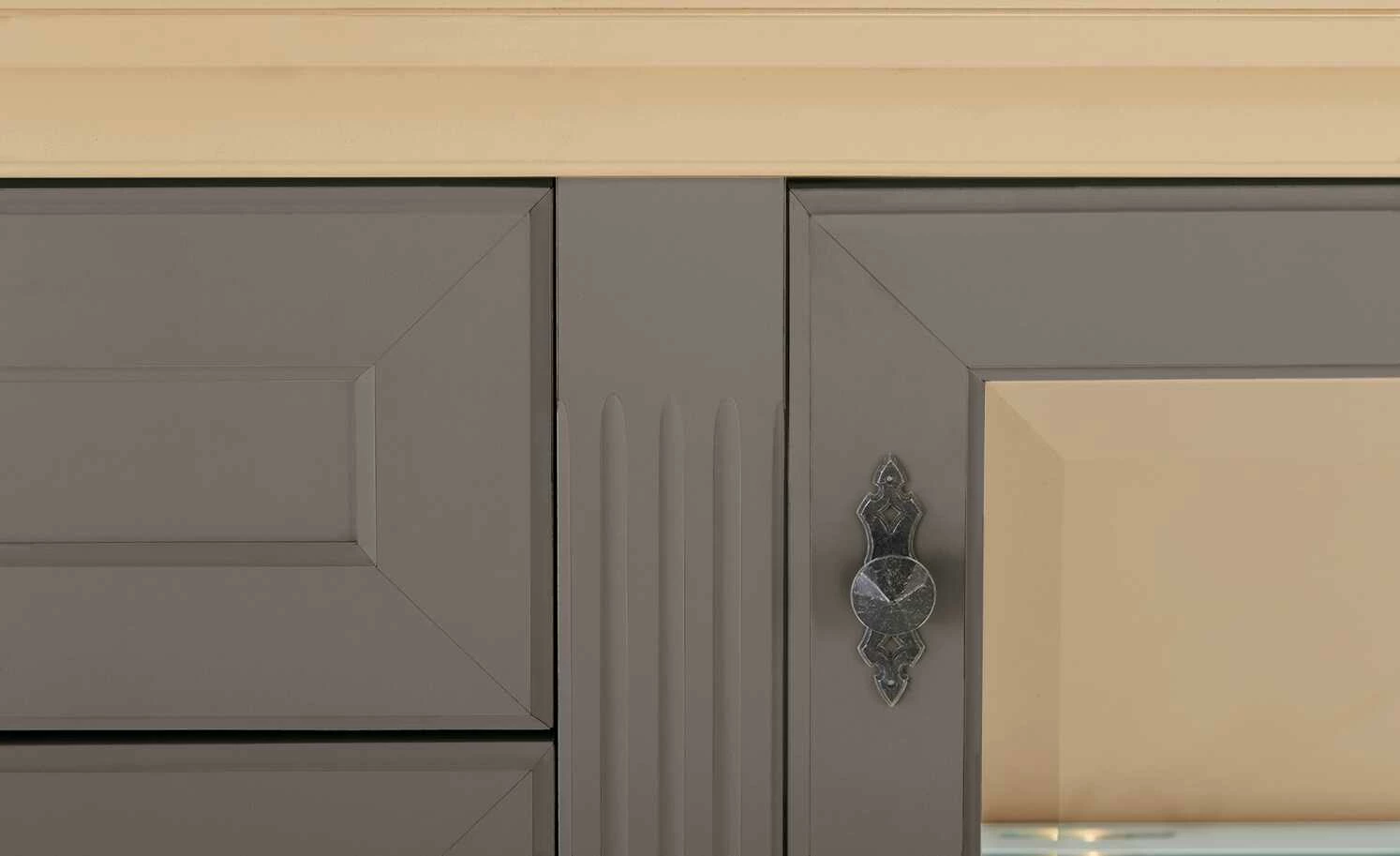 maison bleue Highboard Petit Chalet | Graphitgrau / Asteiche mit Glastüren 10 maison bleue Highboard Petit Chalet | Graphitgrau / Asteiche mit Glastüren – Bild 10