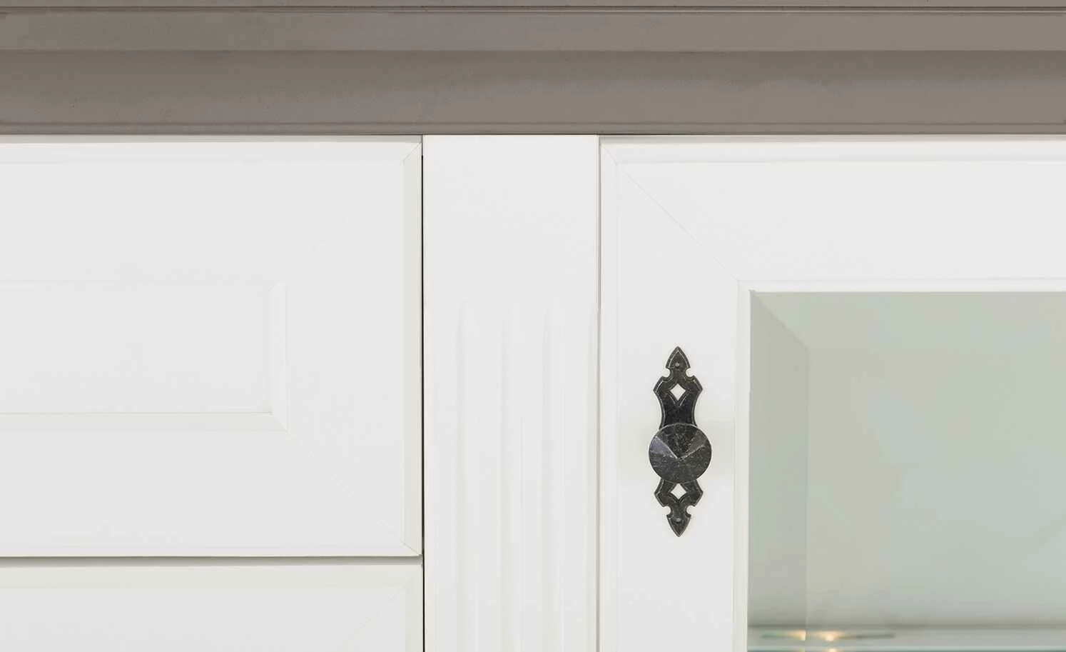 maison bleue Highboard Petit Chalet | Weiß / Graphitgrau mit Glastüren 15 maison bleue Highboard Petit Chalet | Weiß / Graphitgrau mit Glastüren – Bild 15